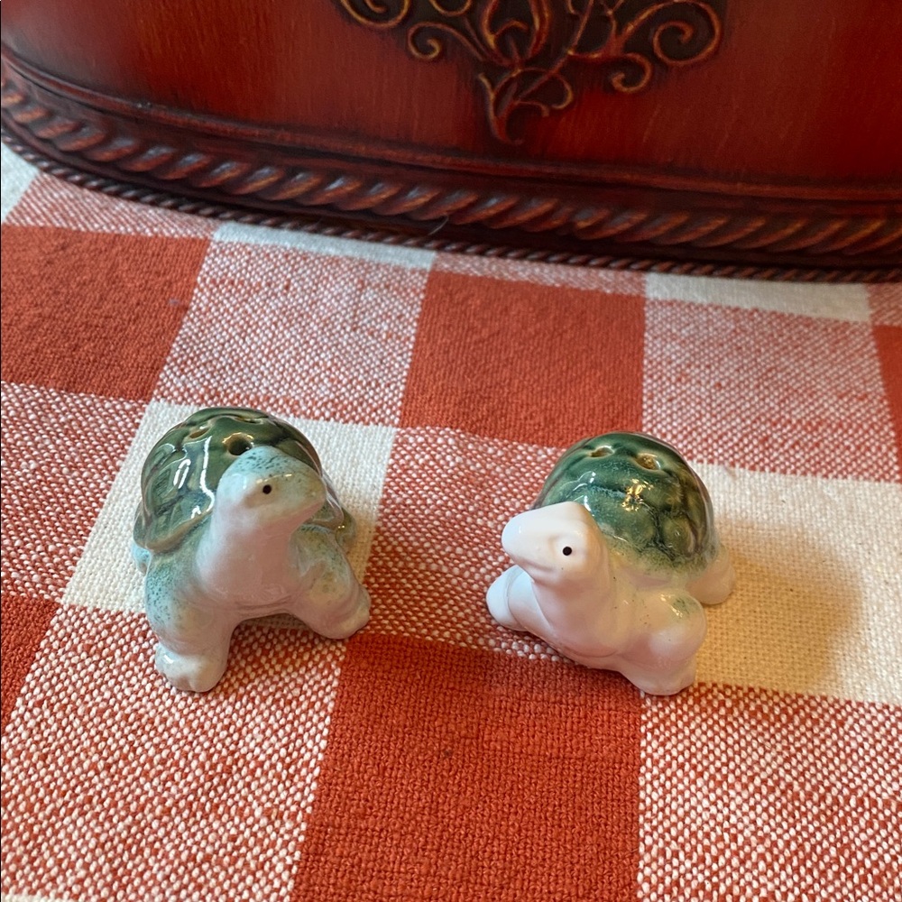 Vintage LIKE NEW Green White Turtle Salt & Pepper Shaker Set - Collector Item